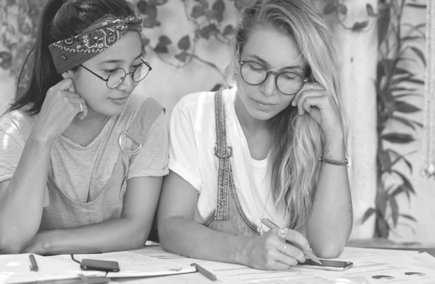 Diskusi strategi finansial antar anggota komunitas